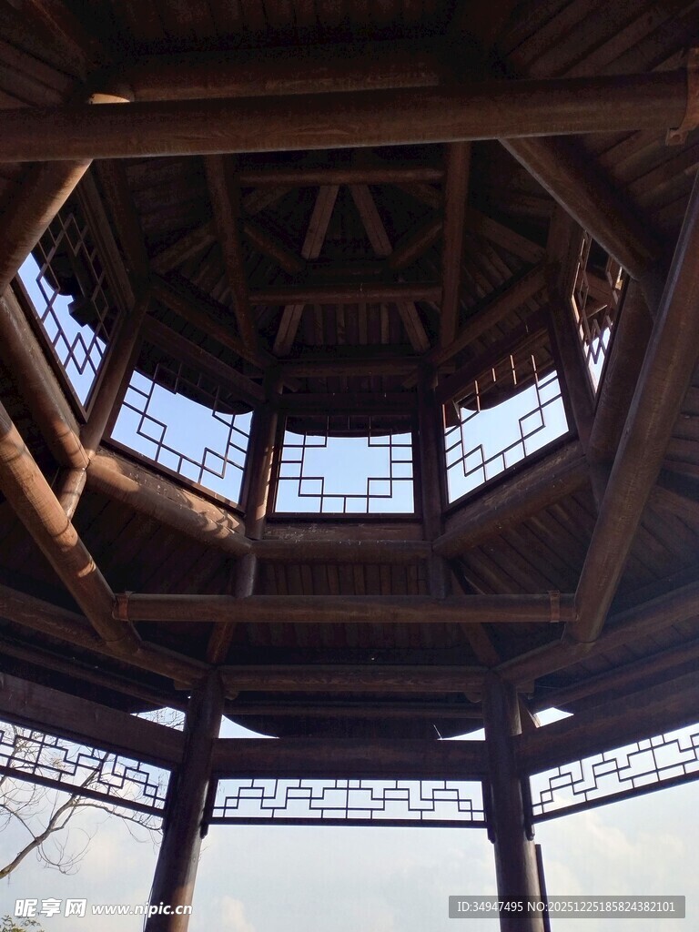 木质穹顶建筑内部景观