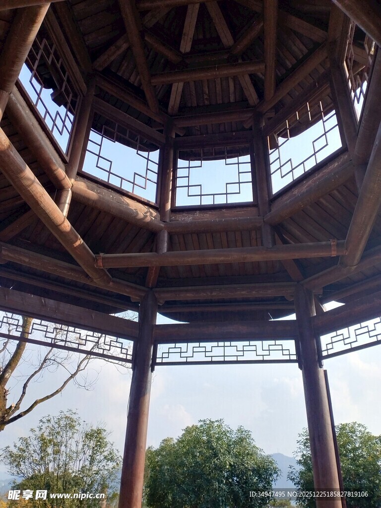 中式木质凉亭内部景致