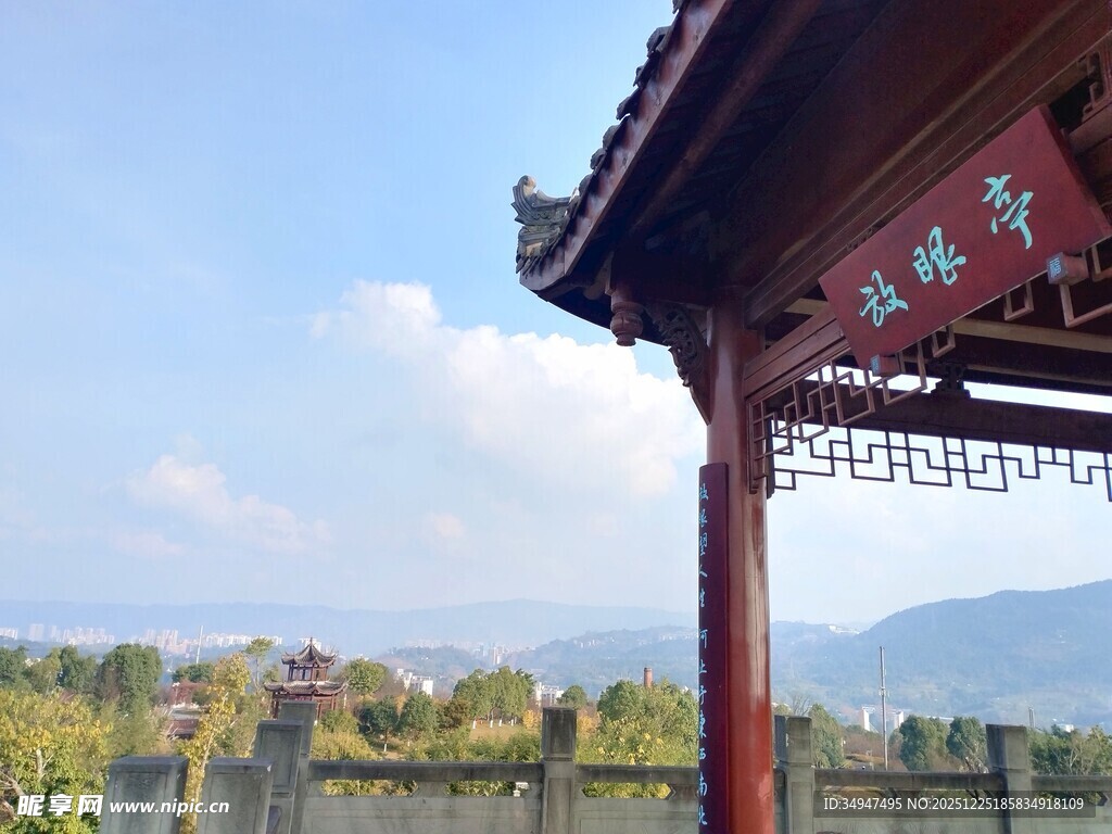 古亭外的远山与蓝天美景