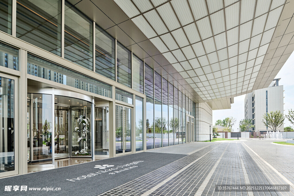 现代玻璃幕墙建筑外观