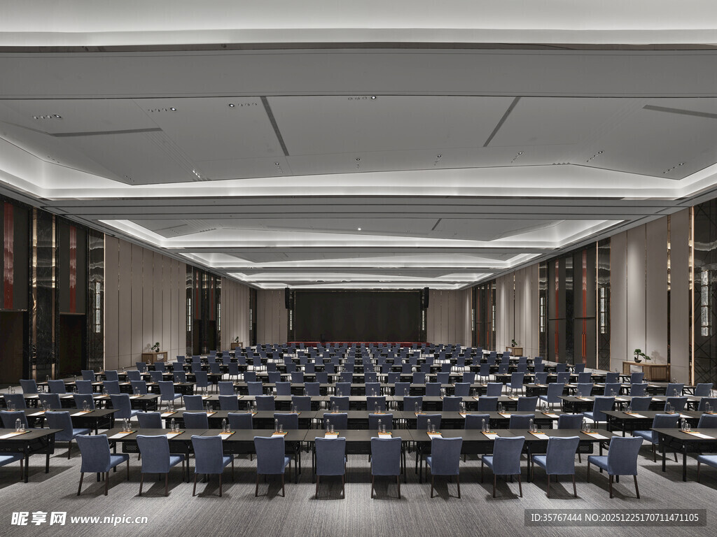宽敞明亮的大型会议室
