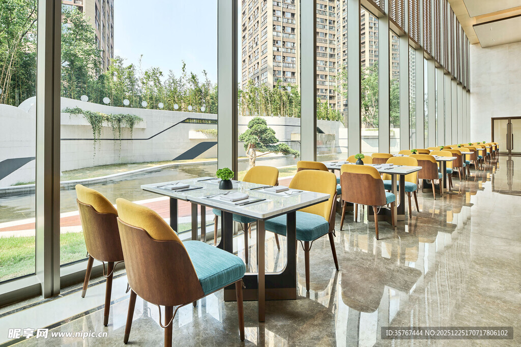 现代餐厅明亮靠窗用餐区