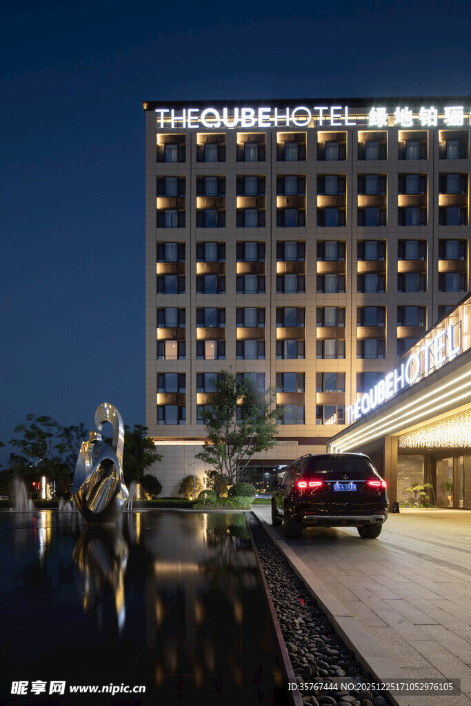 夜晚灯火璀璨的豪华酒店