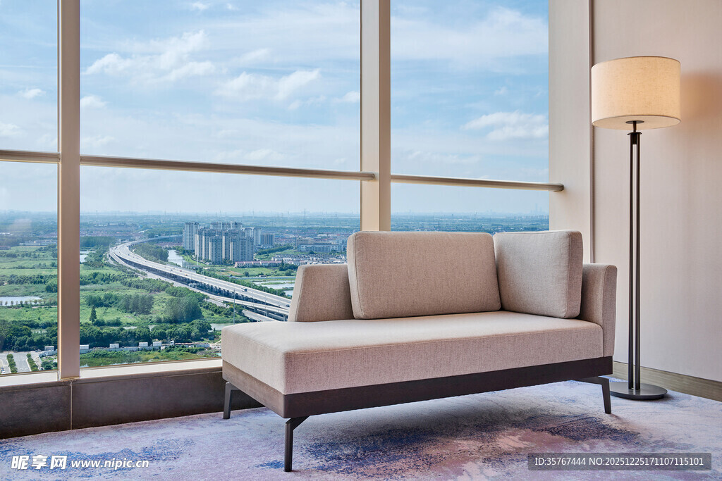 窗边舒适沙发赏城市景致