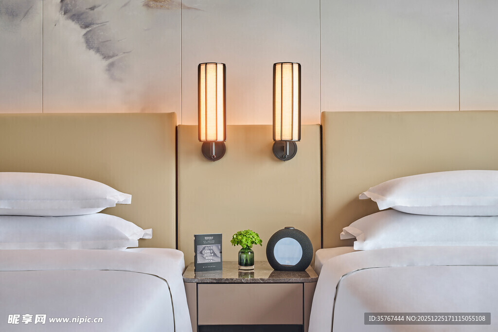 温馨双床酒店客房一角