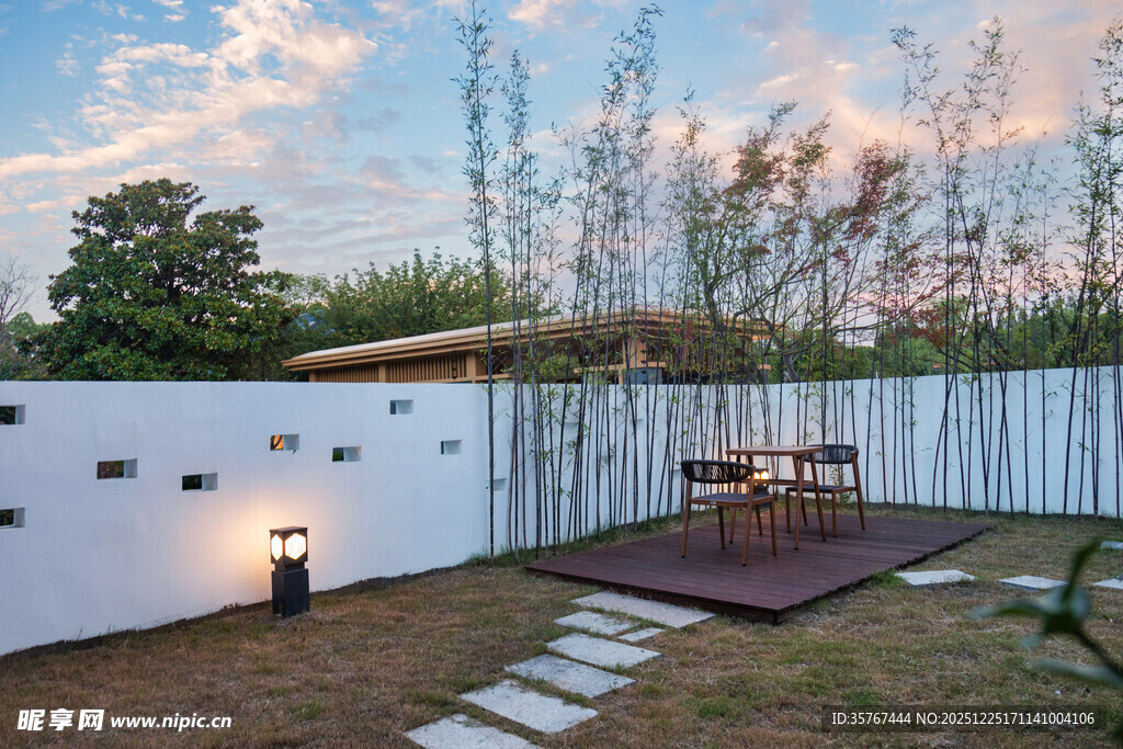 温馨庭院傍晚景致