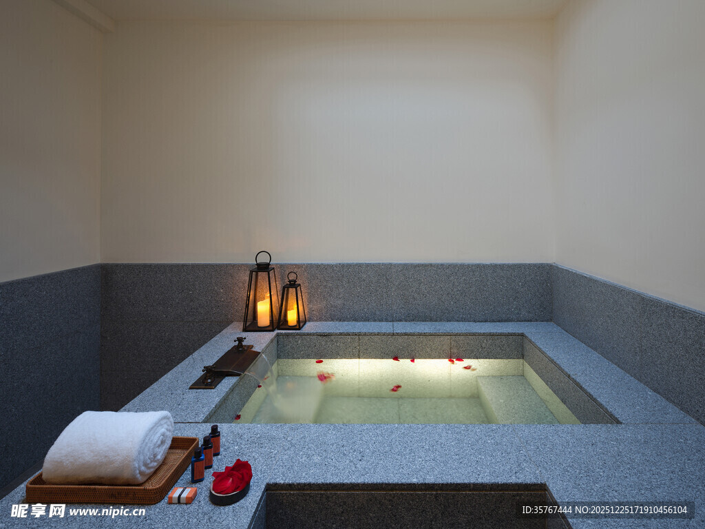 室内温泉池温馨静谧场景