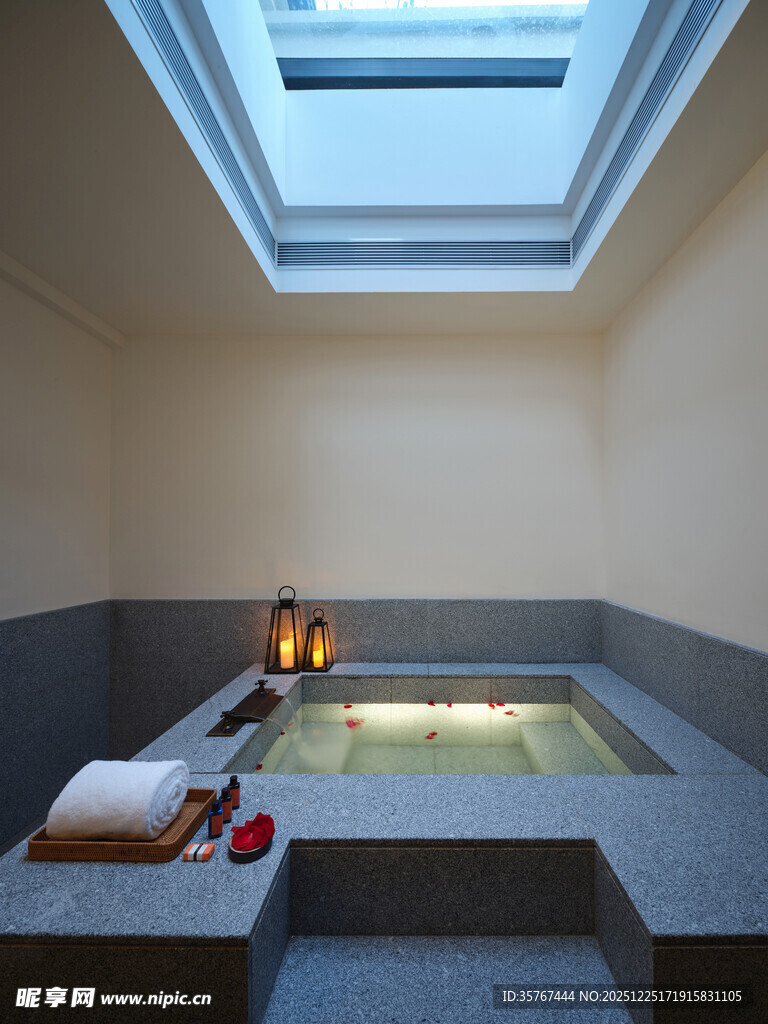 室内天窗下的静谧温泉池