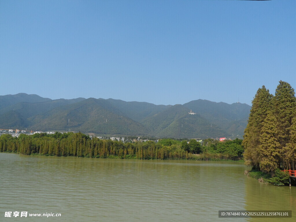 湖畔青山绿树风景如画