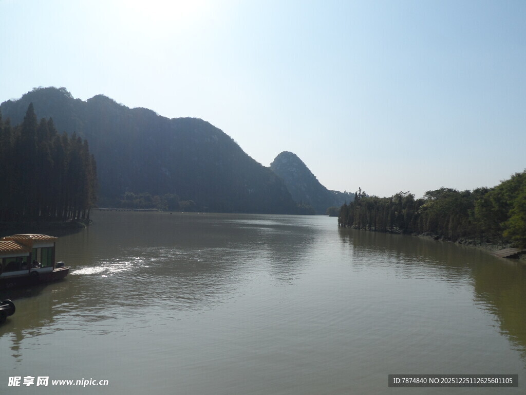 山水相依的宁静河流景色