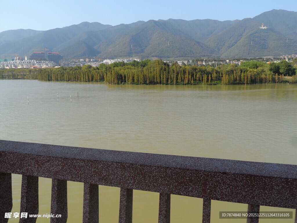 江边栏杆处的山水风光