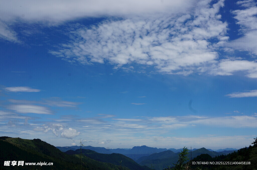 蓝天白云下的壮美山峦