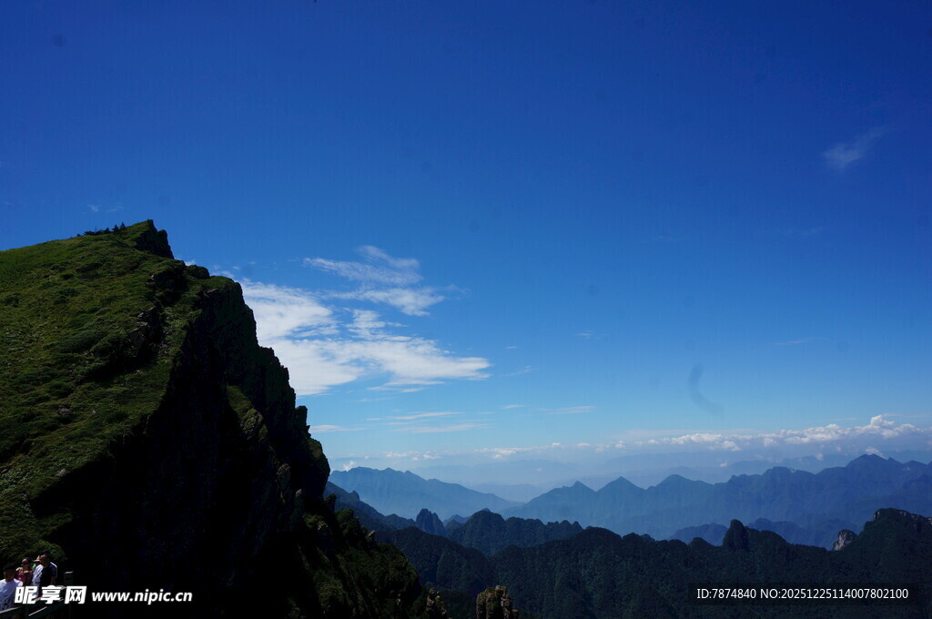 巍峨青山与蓝天相映