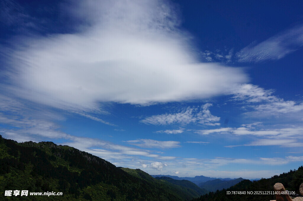蓝天白云下的山峦美景