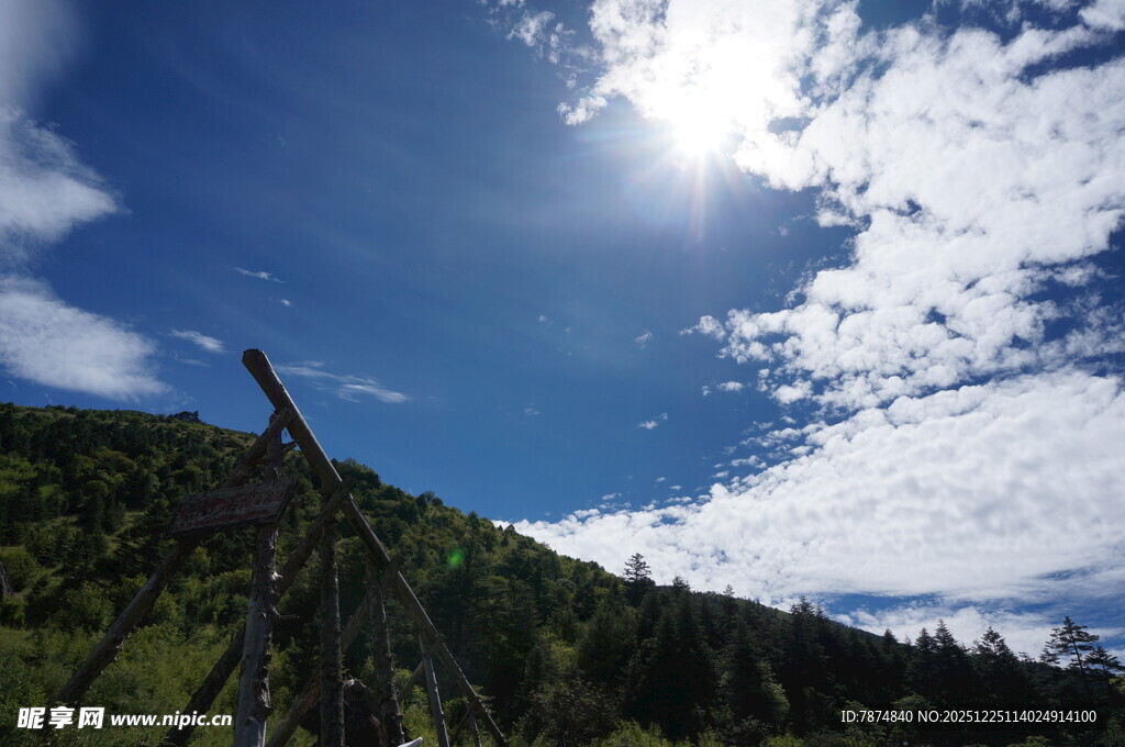 山间阳光蓝天美景