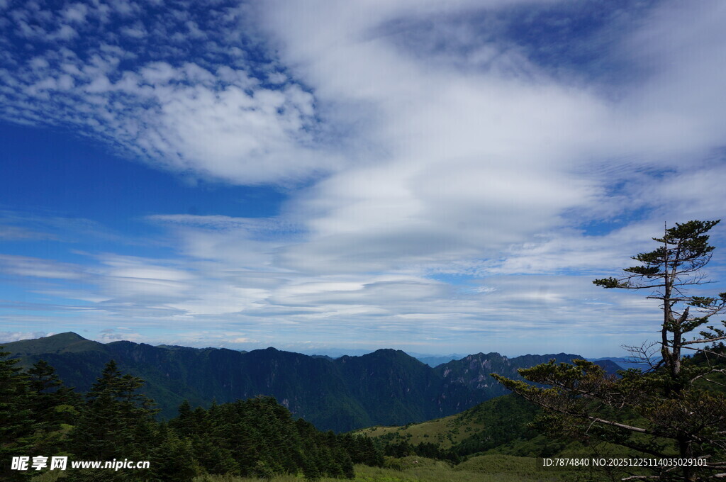 蓝天白云下的山峦美景