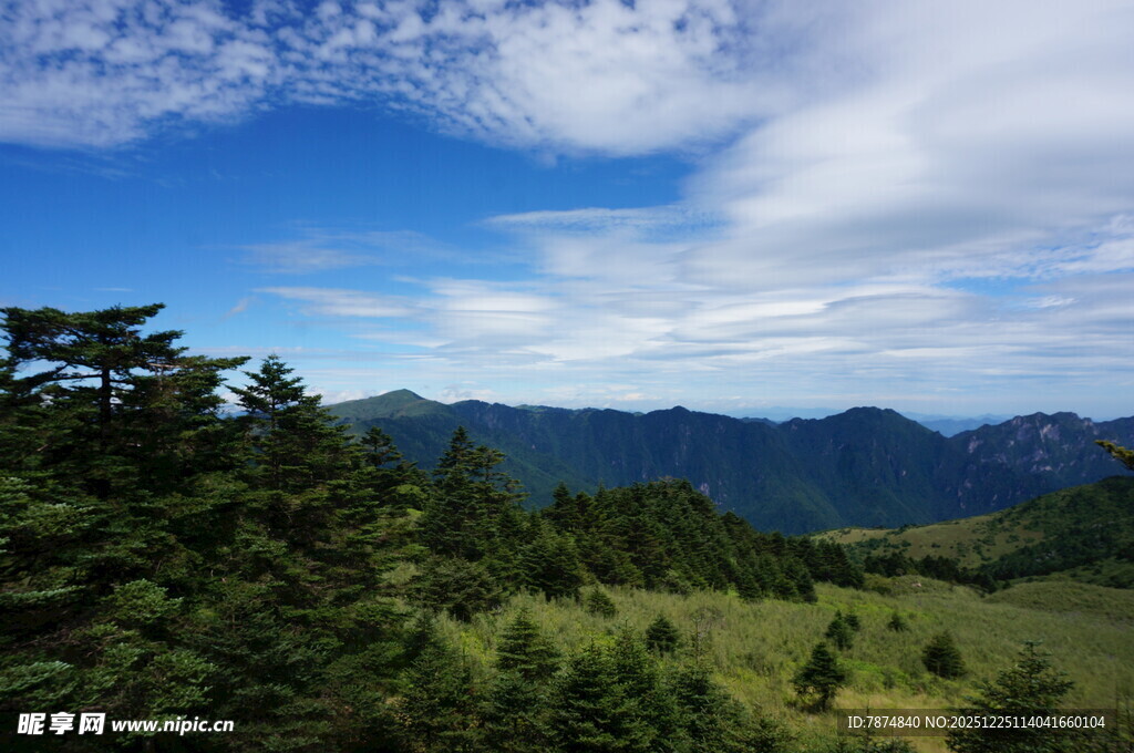 山间绿野蓝天美好景致