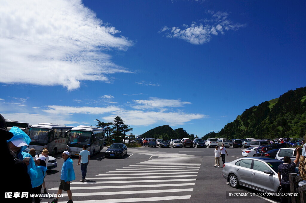 小镇路口的日常景象