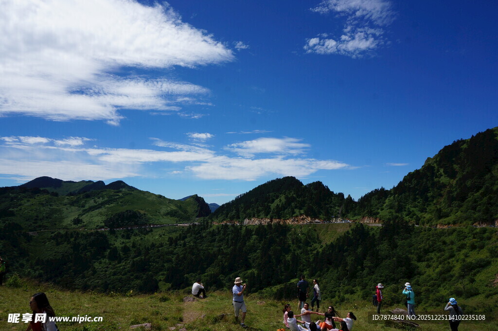 山间美景中众人惬意游玩