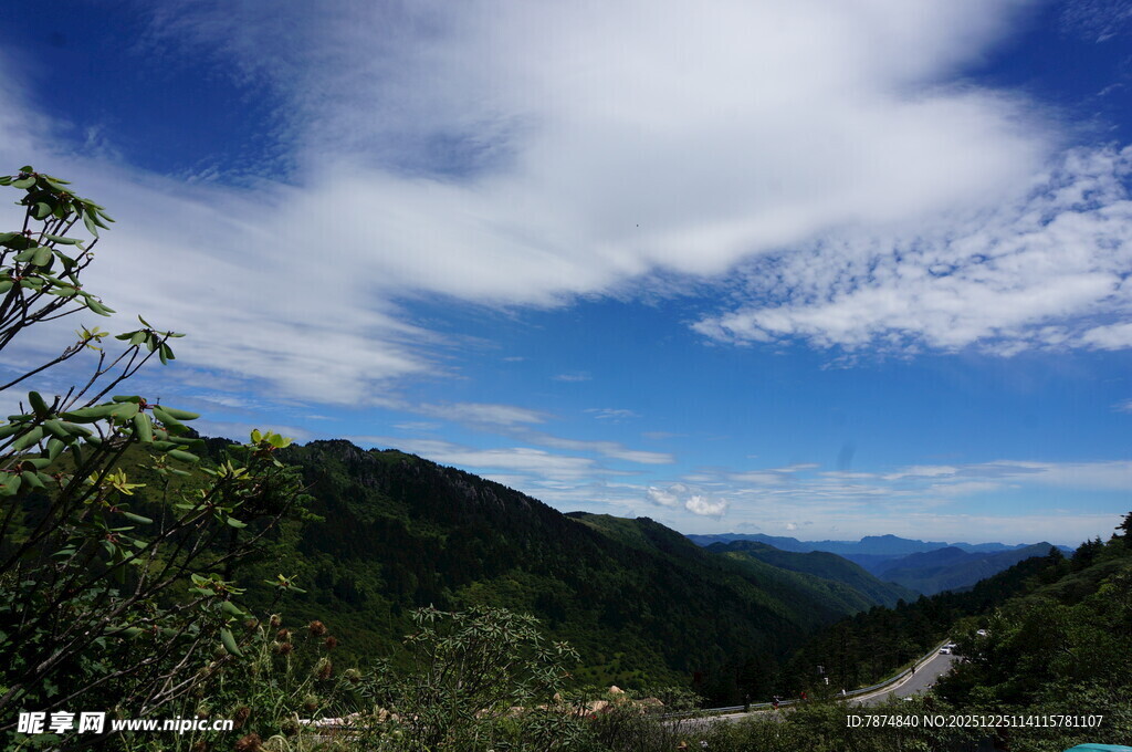 山间美景 蓝天白云绿树