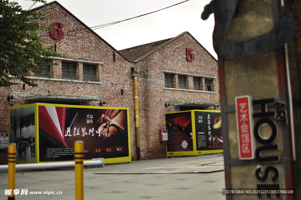 复古建筑外的招租店铺