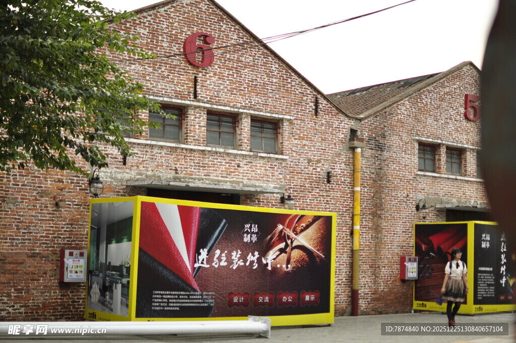 复古建筑外的时尚店铺展示