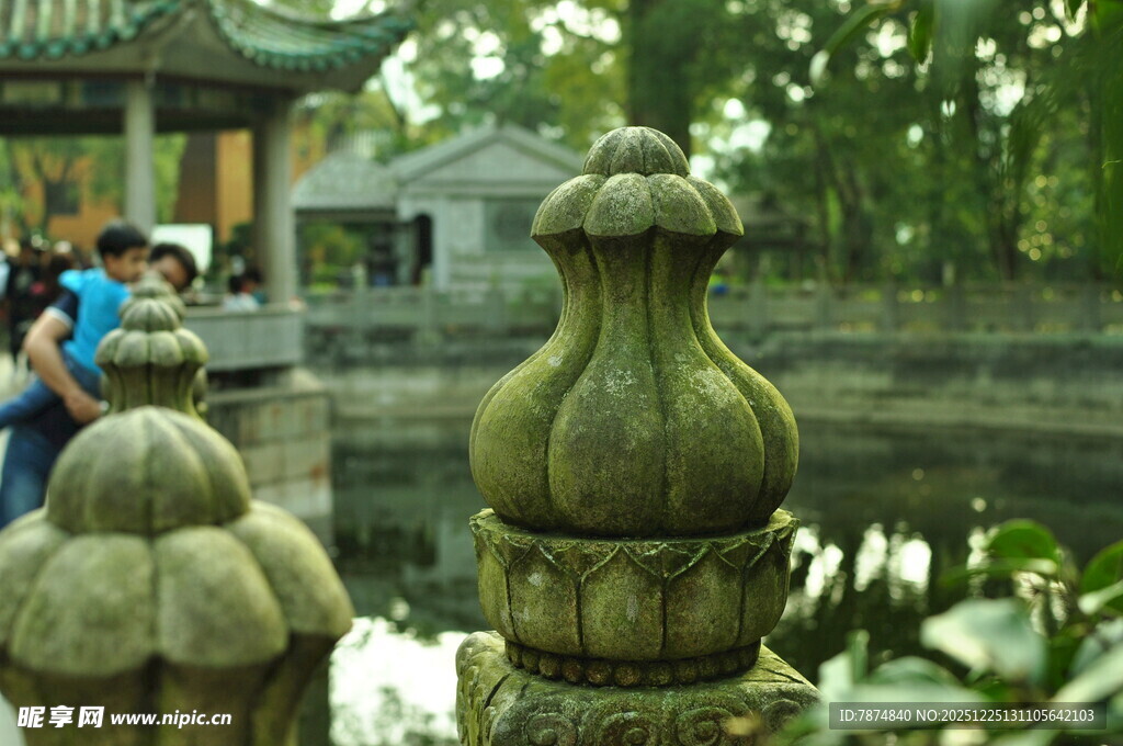 中式园林石景与游客