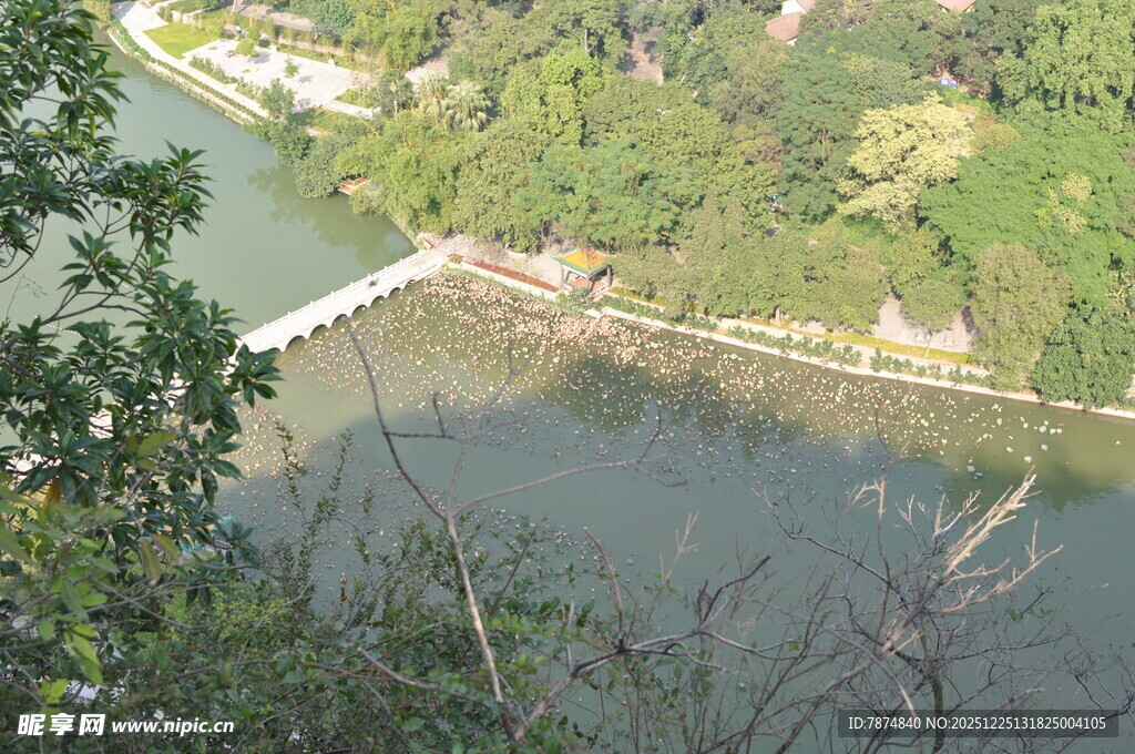 俯瞰山水间的桥梁景观