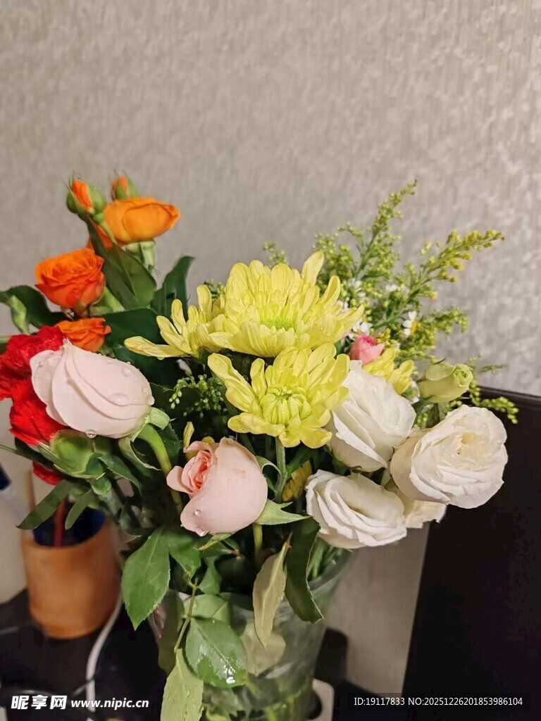 多彩鲜花插于花瓶