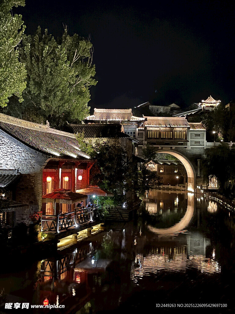 全幅高清古镇夜景拱桥流水映灯火