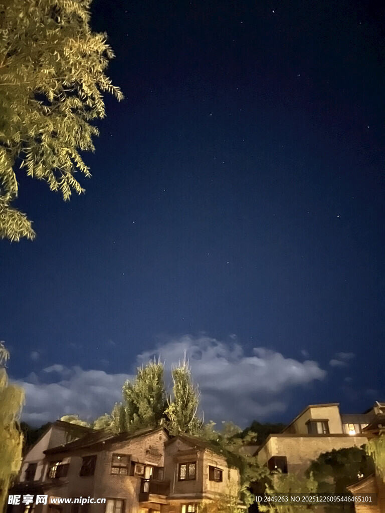 全幅高清 夜幕下的村落与天空