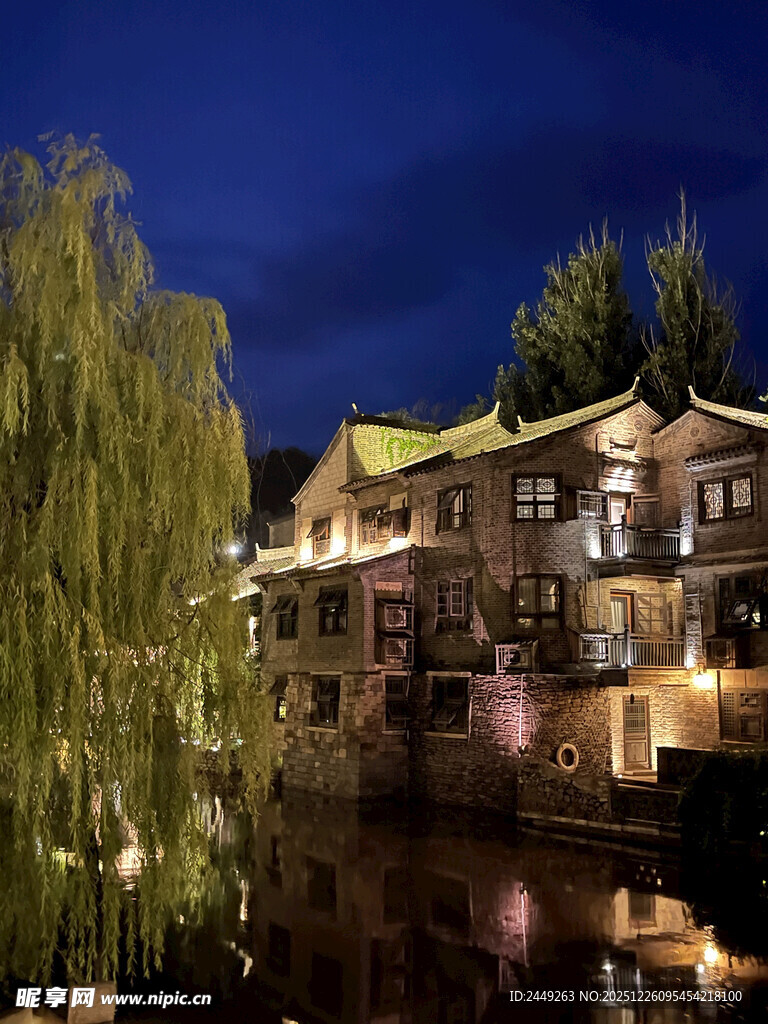 全幅高清湖畔古镇夜景静谧美好