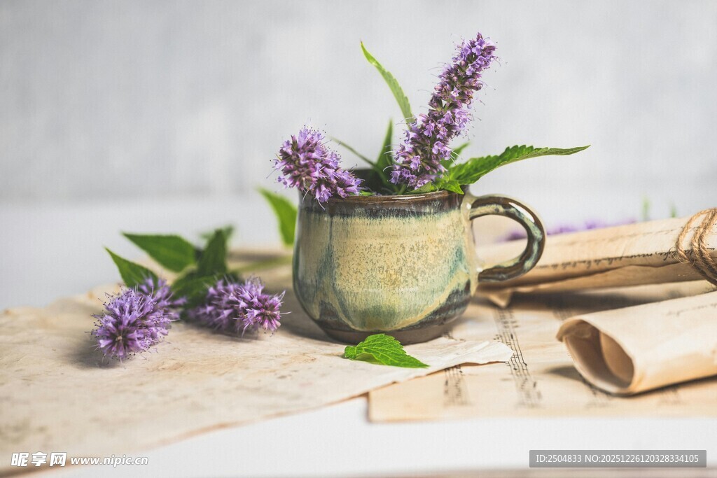 复古杯中的薰衣草静物