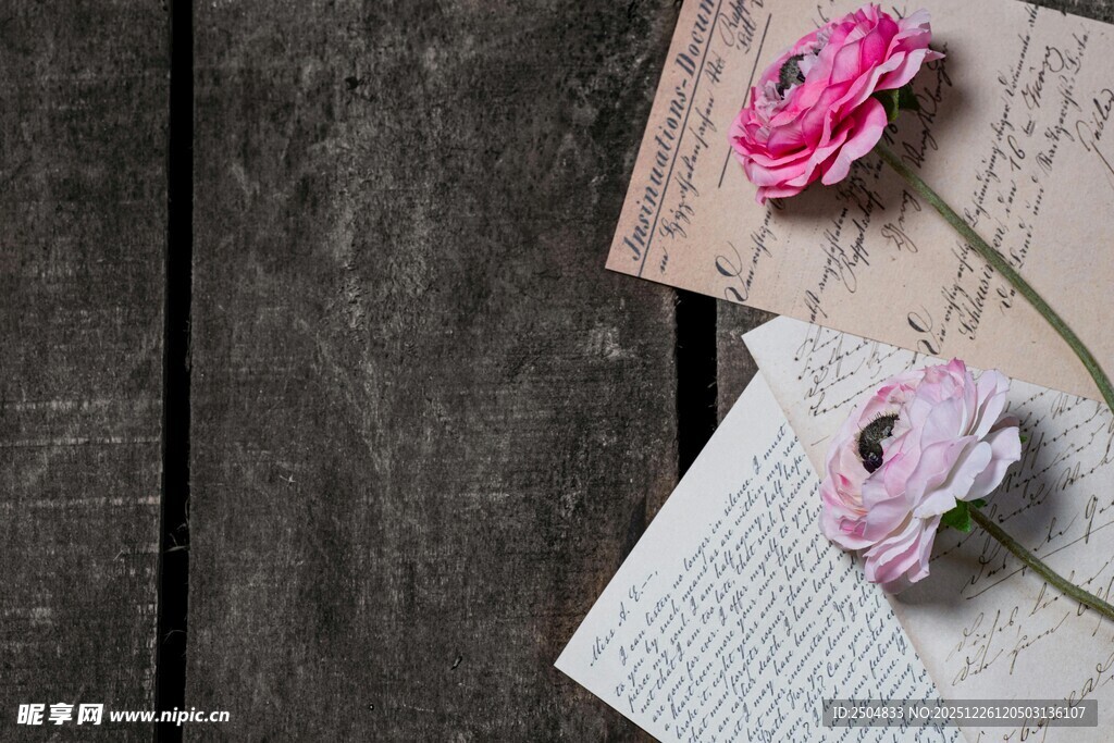 复古书页上的娇艳花朵