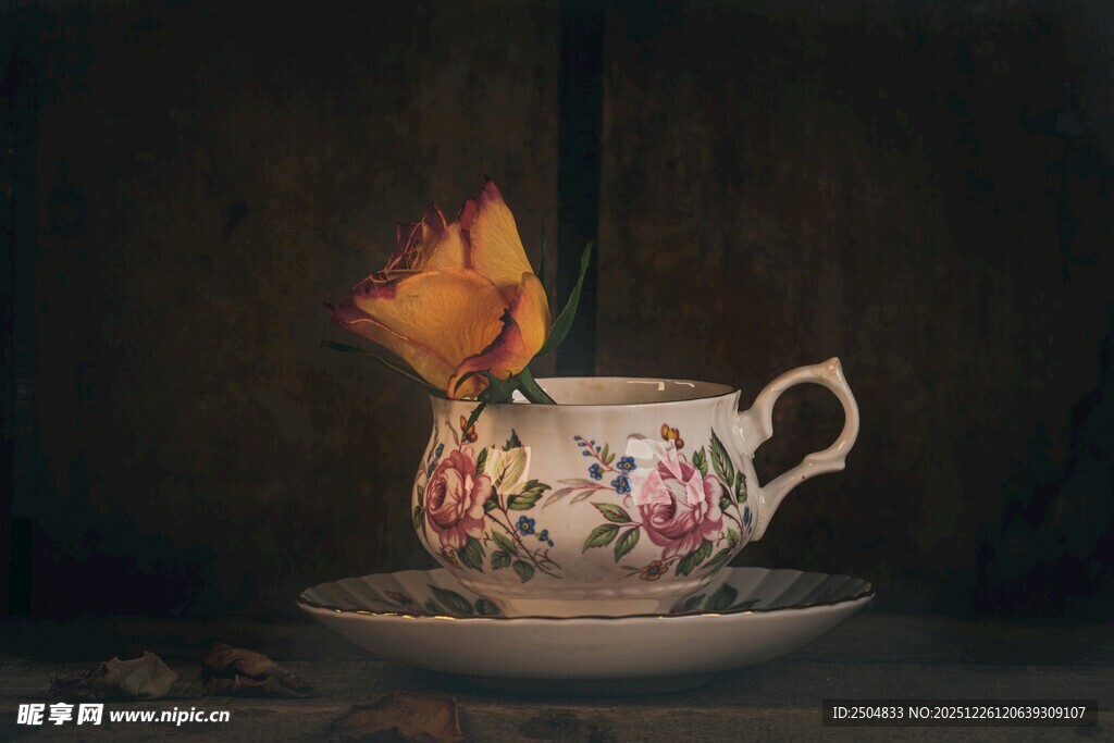 复古茶杯中绽放的娇艳花朵