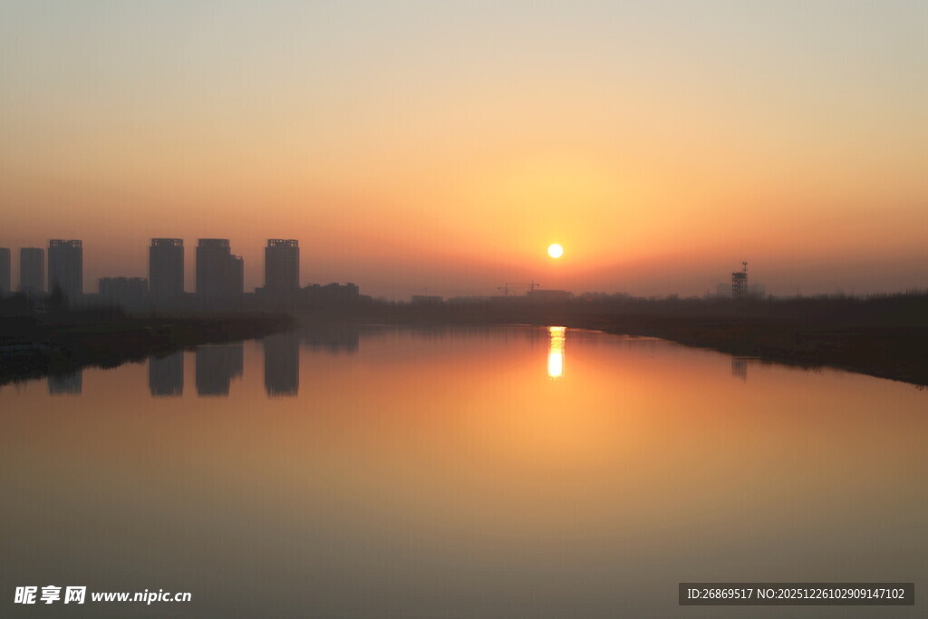 河畔日落美景