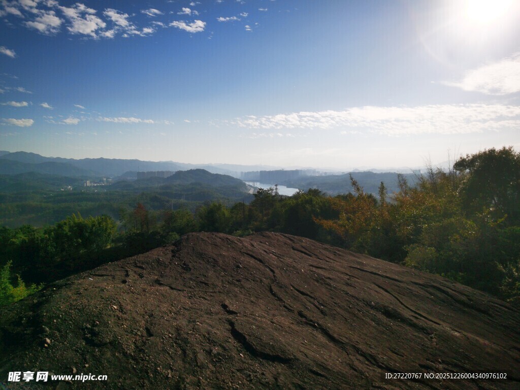 山顶风光 远眺青山与蓝天