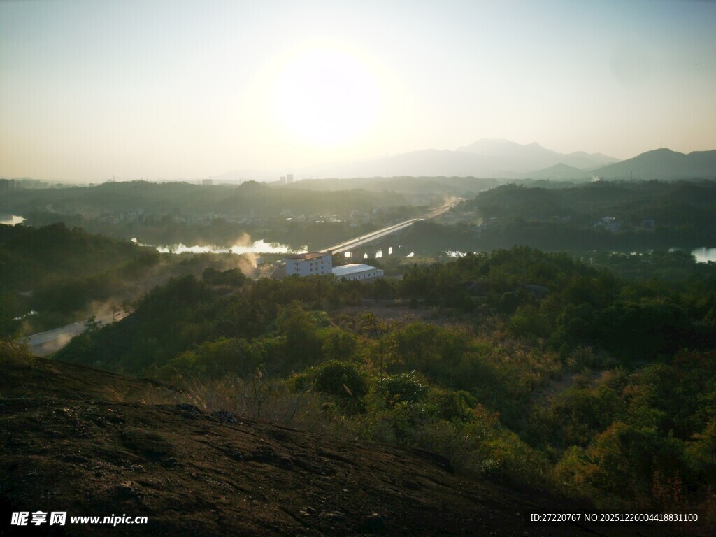 日落时分的山间美丽景致