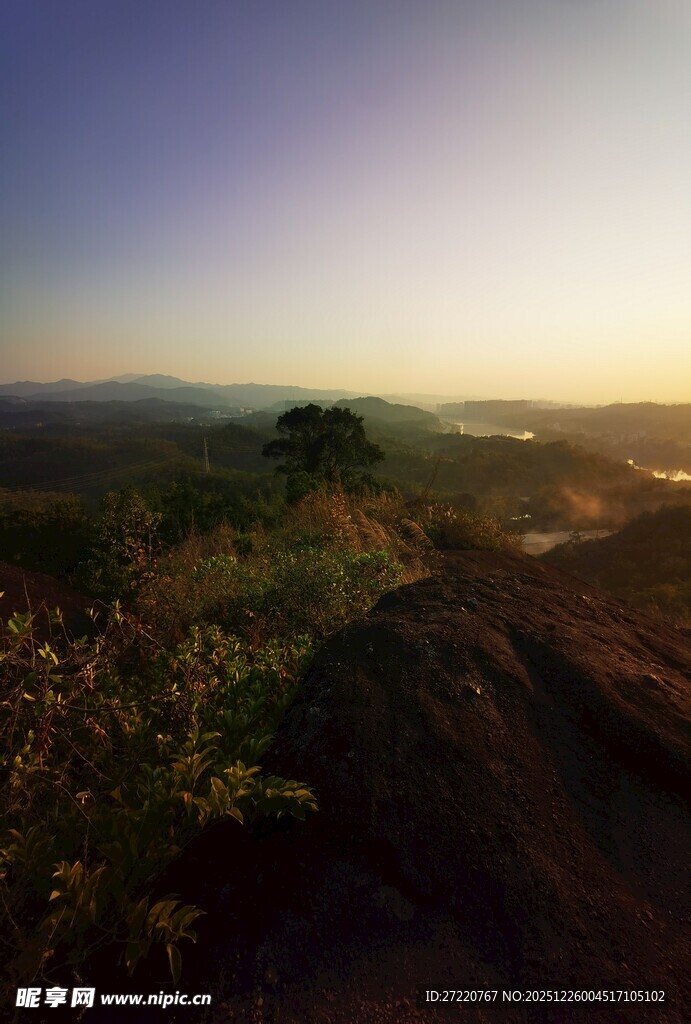 黄昏下的山间美景