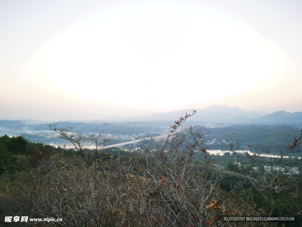 山顶远眺城市与山峦景色