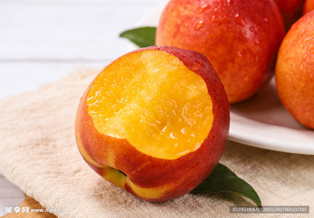 咬过的黄心油桃