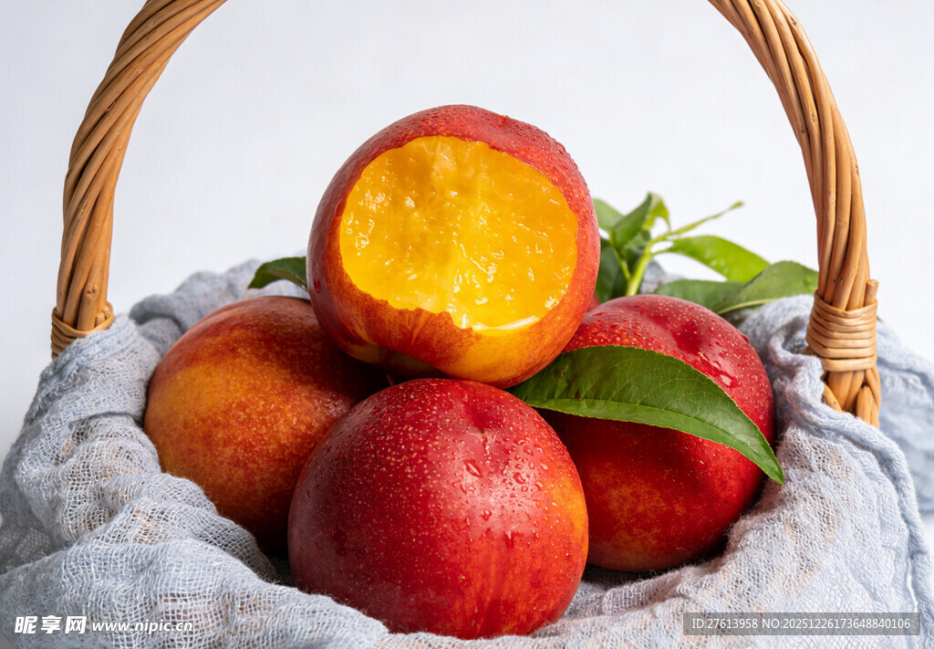 篮子里的油桃