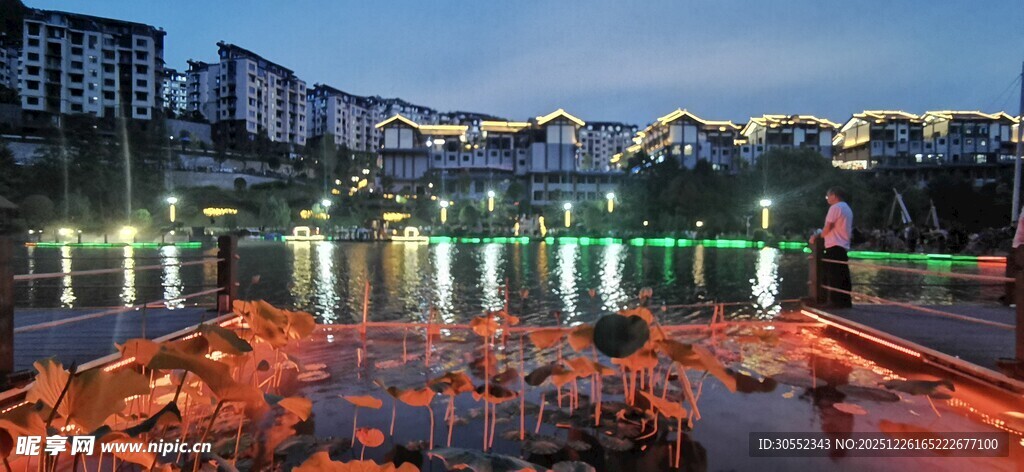 城市河畔夜景光影璀璨