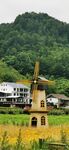 田园风车与山间民居景观