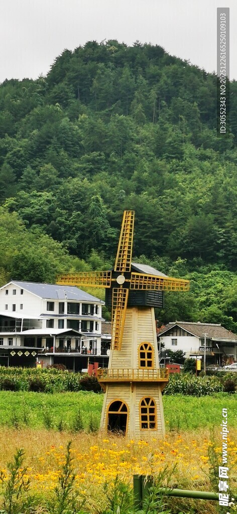 田园风车与山间民居景观