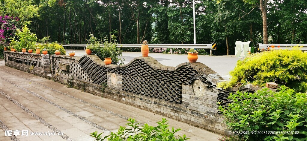 中式围墙旁的绿植景观