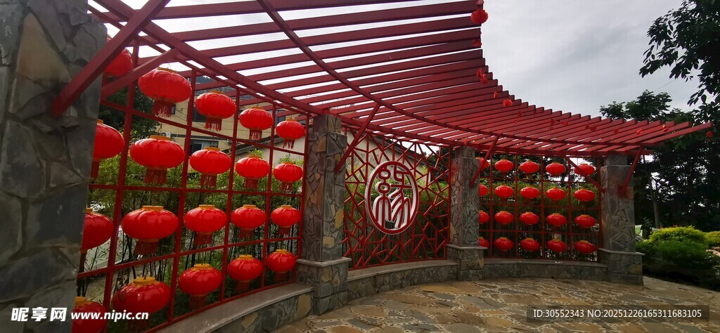 中式廊架挂红灯笼景观