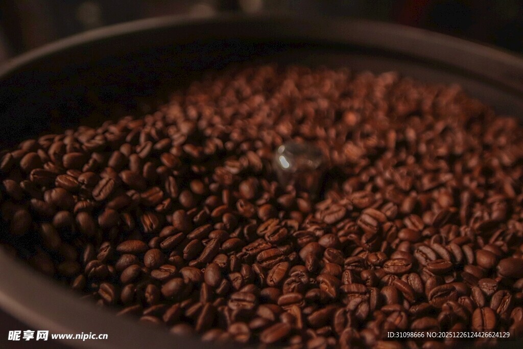 烘焙中的咖啡豆特写