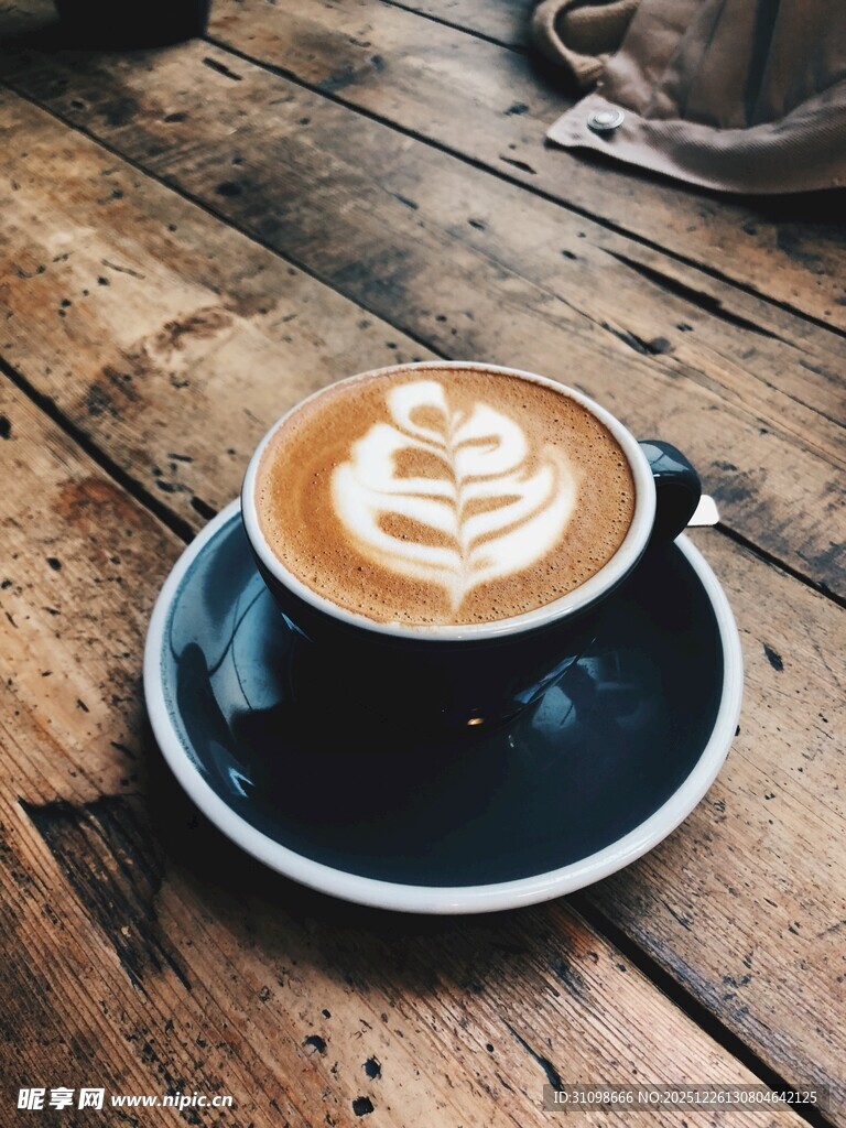 木质桌上的精美拉花咖啡