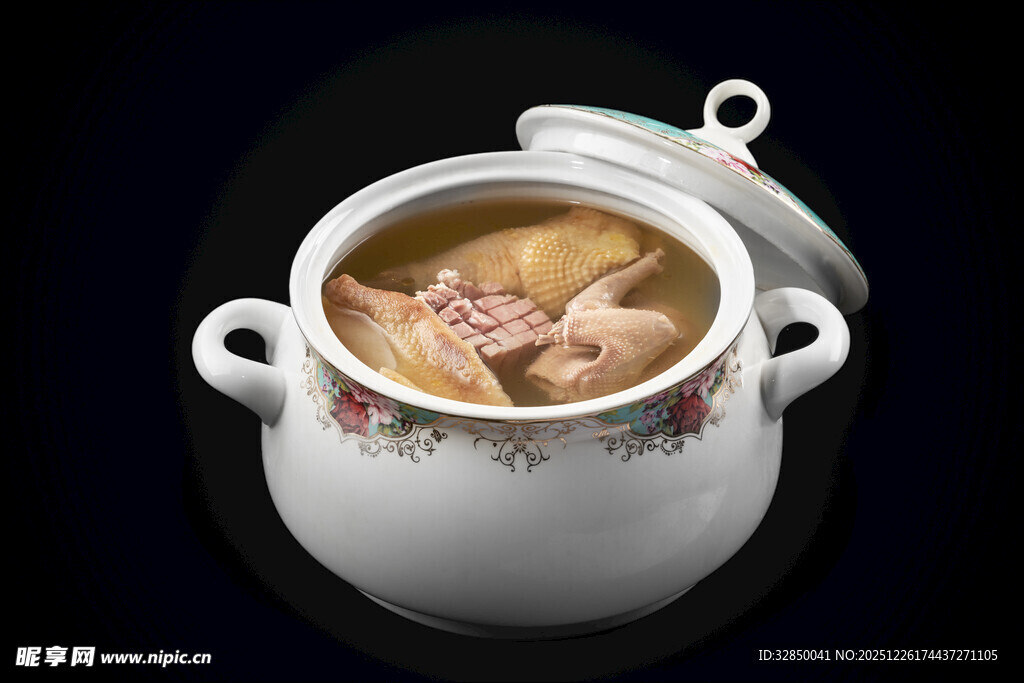 陶瓷锅中的美味炖汤